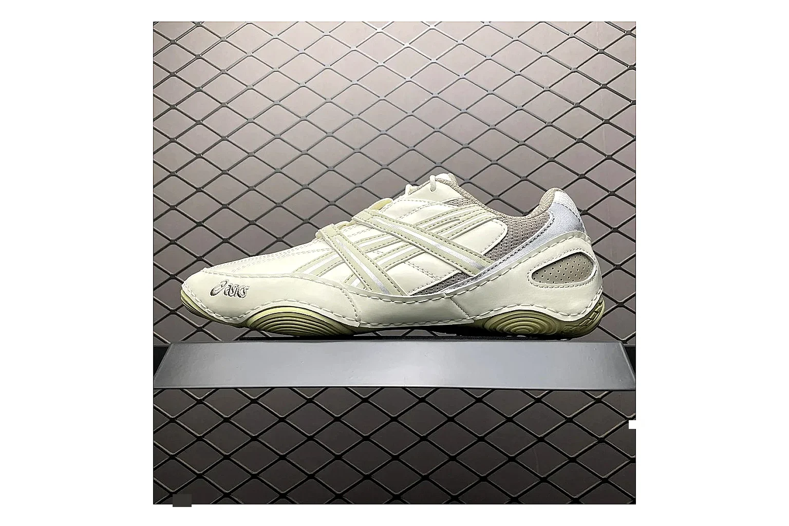 Asics Gel-Kahana Cream Silver Sheetbase record image with silver cream gel-kahana trail runner with mixed upper and trail shape