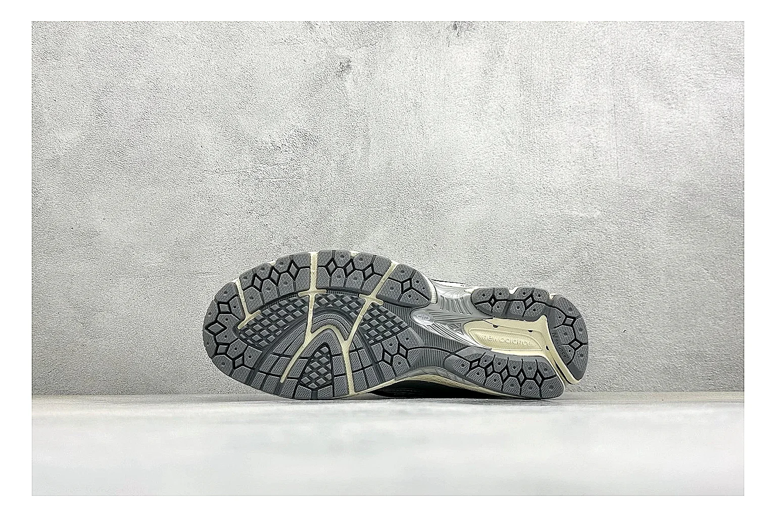 New Balance 1906 Silver Grey spreadsheet record image showing silver overlays, grey mesh panels, technical runner structure, and layered midsole tooling thumbnail 4