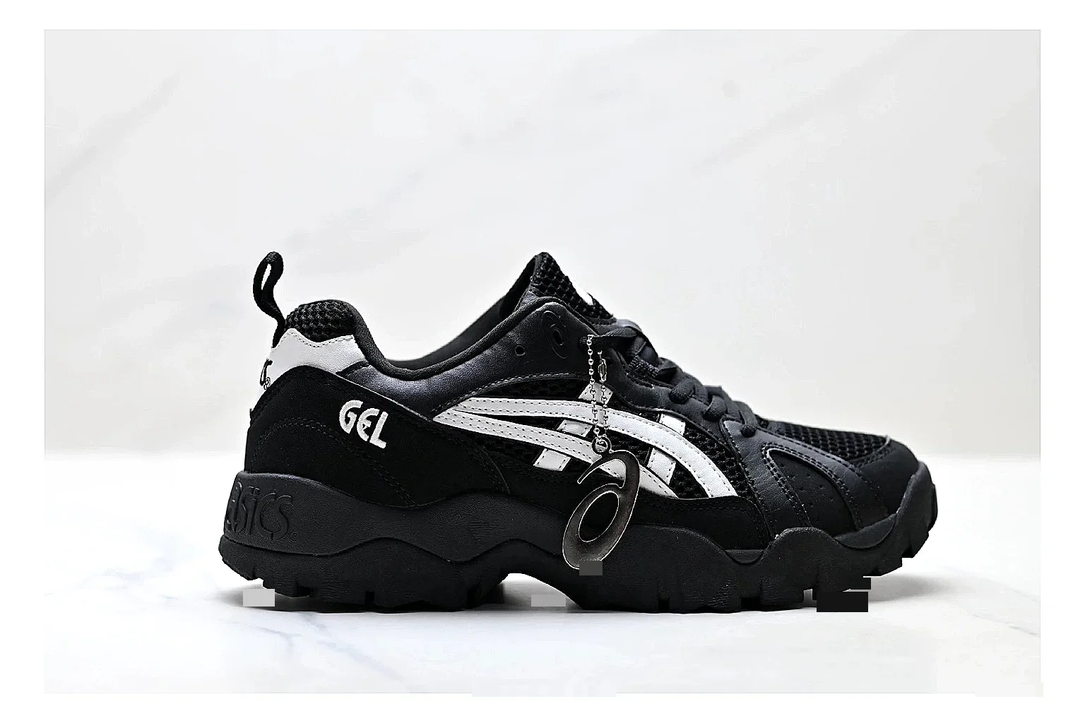 Onitsuka Tiger Gel-Tru Black White Sneakers spreadsheet record image with black white trail runner sneakers with mesh-leather texture, side-profile shape, upper panel lines, and outsole detail