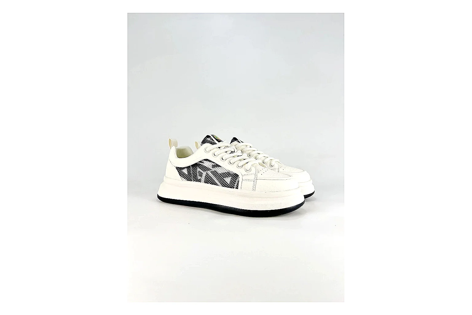 Low Runner White Black Sneaker spreadsheet record photo showing white black synthetic low-top upper, minimal runner shape, clean panels, and casual sole thumbnail 2