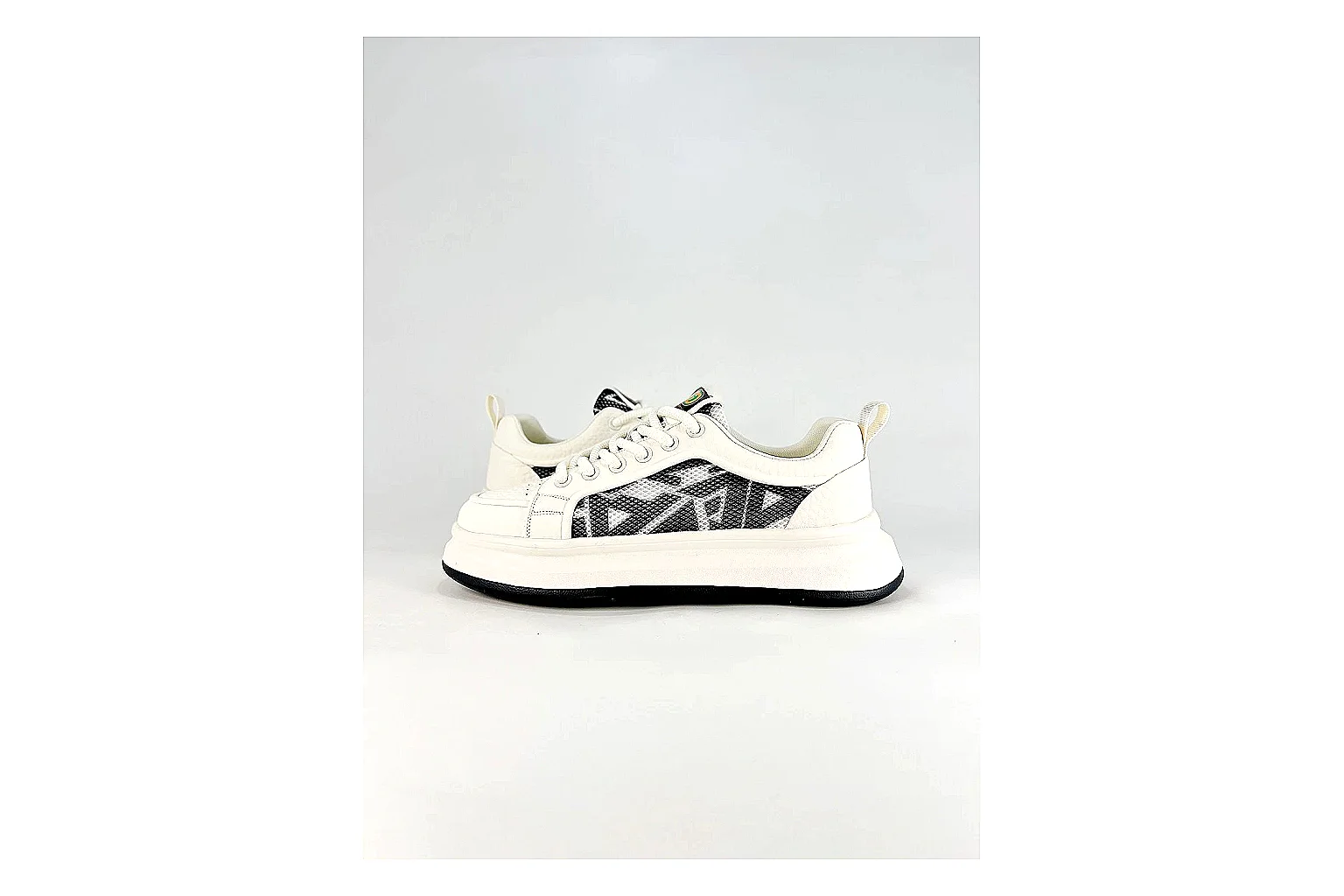 Low Runner White Black Sneaker spreadsheet record photo showing white black synthetic low-top upper, minimal runner shape, clean panels, and casual sole thumbnail 6